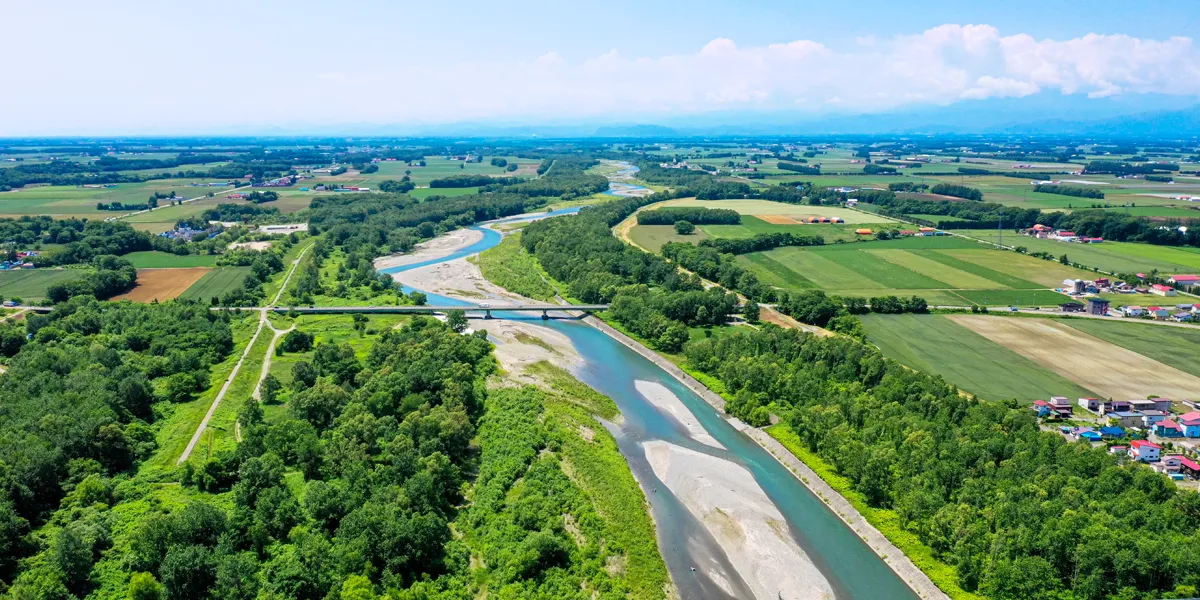 十勝地方の広大な自然を空撮した写真