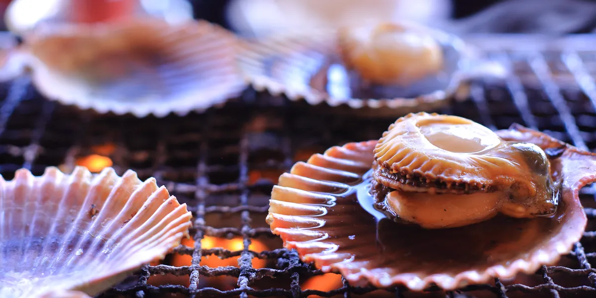 海女小屋で振る舞われる新鮮なあっぱ貝（ヒオウギ貝）の貝焼き