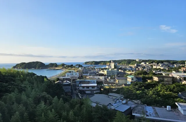 海女小屋「はちまんかまど」がある港町、相差(おうさつ)の風景