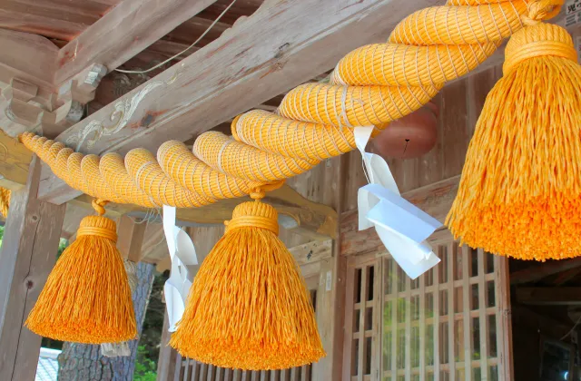 和多都美神社の鮮やかな橙色のしめ縄