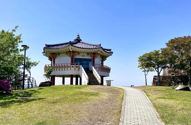丘の上に立つ韓国展望所