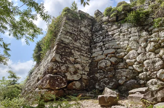 歴史を感じる金田城の石垣