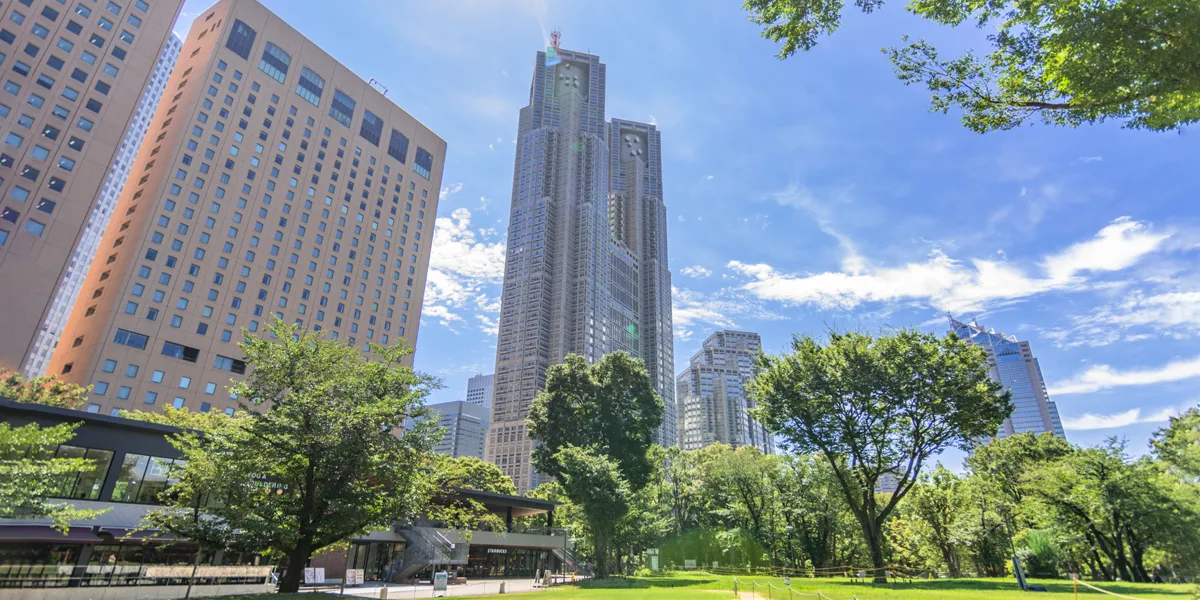 東京都庁と公園
