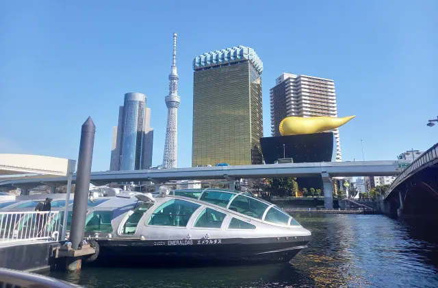 隅田川に浮かぶ水上バス