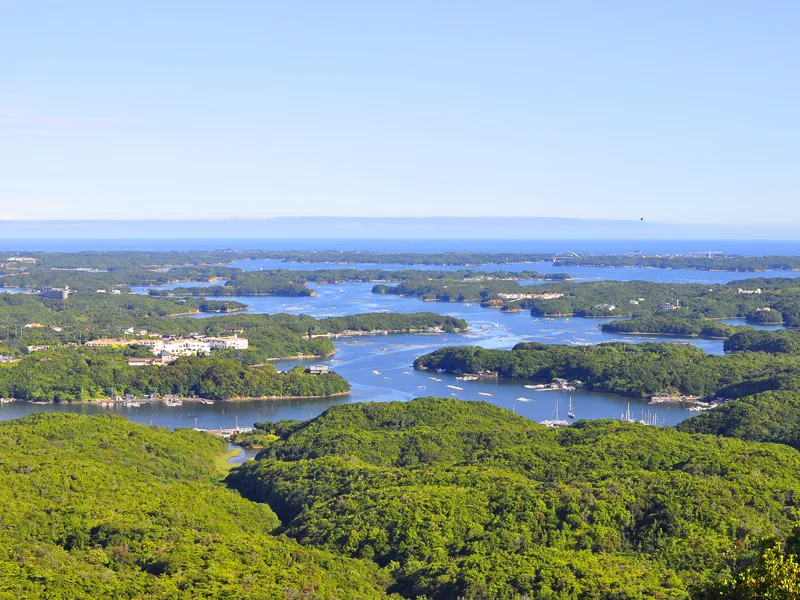 志摩市英虞湾（あごわん）のリアス式海岸の眺め