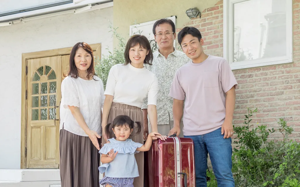 親・子・孫が笑顔で写真に収まる、3世代の家族旅行