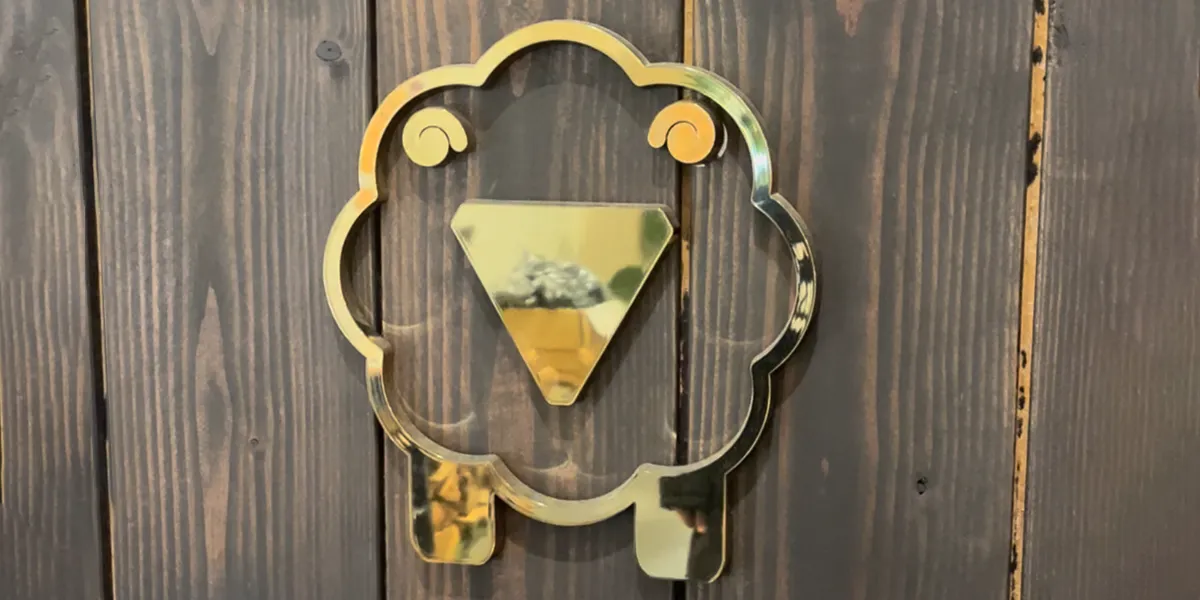 湯の瀬ラムちゃんパークの金の羊のロゴ