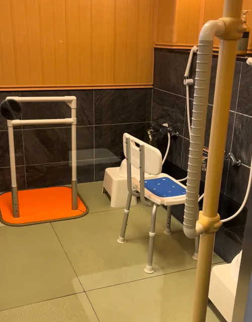 浴室も手すりがいっぱいで安心です