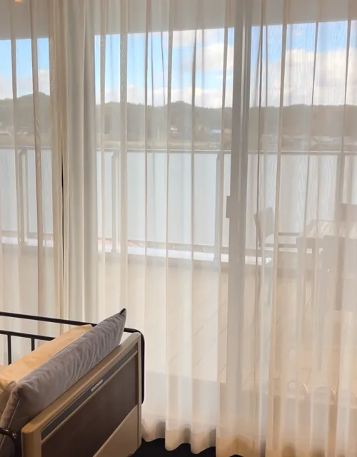 客室内からバルコニーを眺める