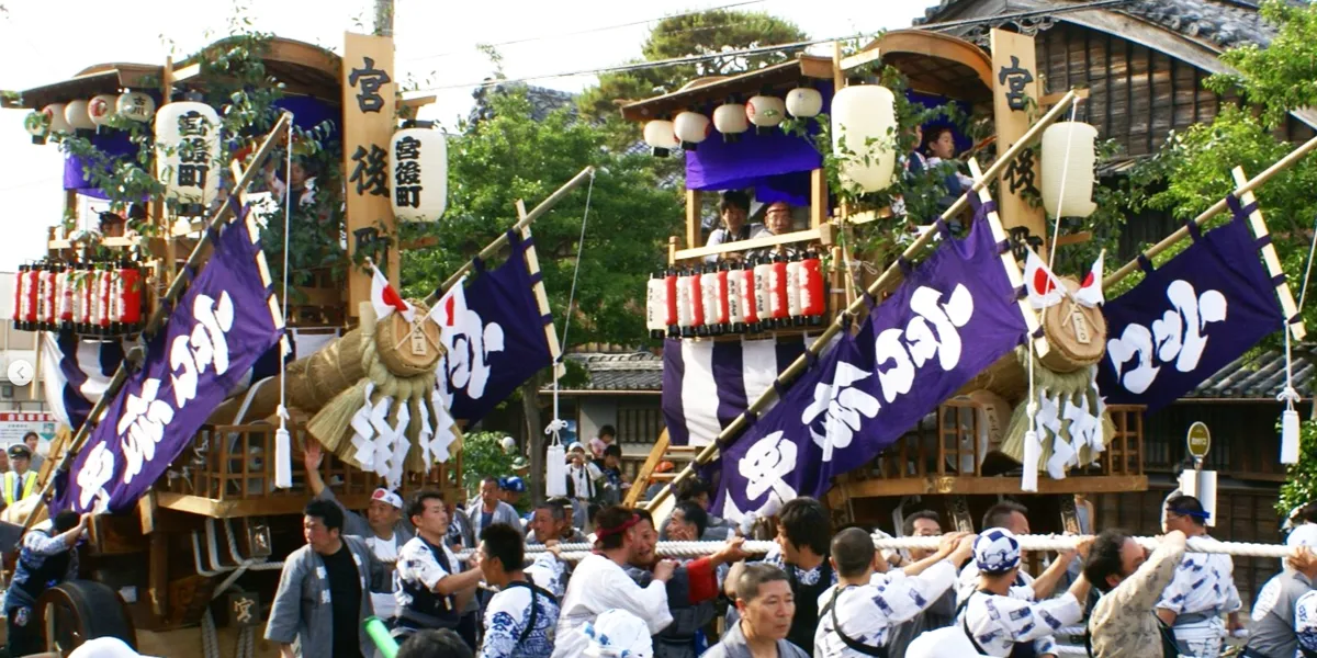 伊勢神宮外宮へ向けて、陸路で木を引く『陸曳（おかびき）』の様子