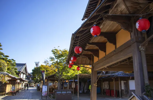 おかげ横丁の風景、赤い提灯がきれい