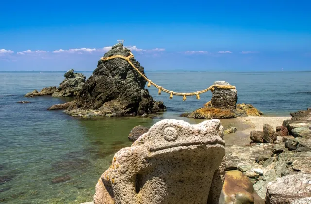 二見の夫婦岩とカエルの石像