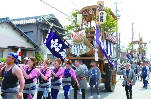伊勢の街を行進する御木曳の一団