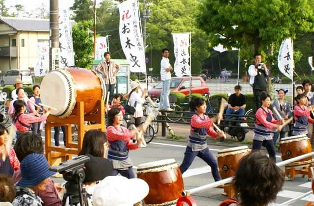 御木曳に伴って勇壮な和太鼓の演奏を披露