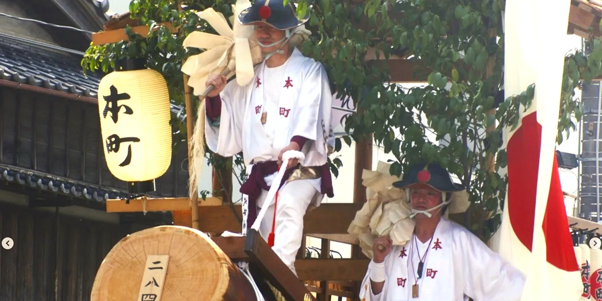 御木曳の白装束に身を包んだ勇壮な雰囲気の男性